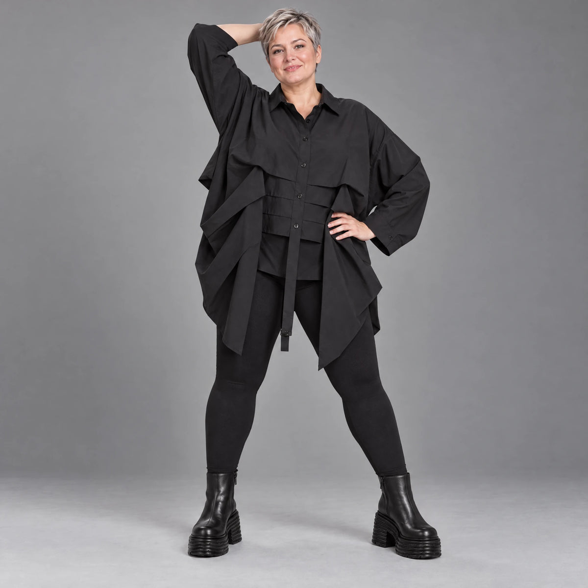 Schwarzes Popeline Zipfelshirt mit Kragen und 3/4-Arm vorne kurz hinten lang Plissee