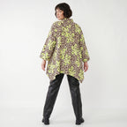 A-Form Shirt in Beigebraun mit neongruenem Leomuster Stehkragen French Terry Zipfelform