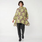 A-Form Shirt in Beigebraun mit neongruenem Leomuster Stehkragen French Terry Zipfelform