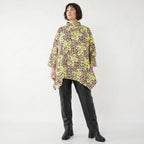 A-Form Shirt in Beigebraun mit neongruenem Leomuster Stehkragen French Terry Zipfelform