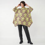 A-Form Shirt in Beigebraun mit neongruenem Leomuster Stehkragen French Terry Zipfelform