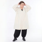 Offwhite Mantel aus weichem Memorytaft mit Kapuze und Tunnelzug sowie Seitennahttaschen