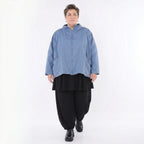 Azurblaue Kurzjacke aus Memorytaft mit Stehkragen Nahttaschen und leichter Fütterung