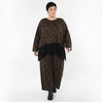 Jacquard Überwurf in schwarzcognacorange mit Kringelmuster oversized Rundhals Langarm