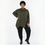 Asymmetrisches Jacquardshirt mit Rollkragen in Schwarz Neongrün Cognac und Kringeln
