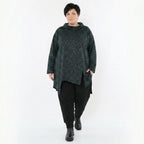 Asymmetrisches Rollkragenshirt mit langen Ärmeln in schwarz petrolgrünem Kringelmuster