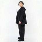 Jacquardjacke in schwarz violett grau mit Kringelmuster Kapuze und Klappentaschen