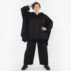 Jacquardjacke in schwarz violett grau mit Kringelmuster Kapuze und Klappentaschen