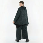 Weite Marlenehose aus Jacquard in schwarz petrol grün mit Kringelmuster und Flügeltaschen