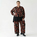 Übergangsjacke in Schwarz Rot Weiß mit Pinselstrichmuster Stehkragen und Kängurutaschen