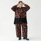 Übergangsjacke in Schwarz Rot Weiß mit Pinselstrichmuster Stehkragen und Kängurutaschen