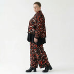 Übergangsjacke in Schwarz Rot Weiß mit Pinselstrichmuster Stehkragen und Kängurutaschen