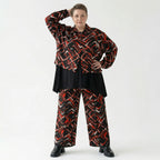 Übergangsjacke in Schwarz Rot Weiß mit Pinselstrichmuster Stehkragen und Kängurutaschen