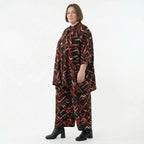 Jacquardjacke in Schwarz Rot Weiss mit Stehkragen boxigem Schnitt und Seitennahttaschen