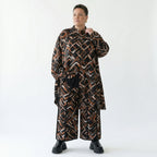 Vokuhila Jacquardjacke mit Stehkragen in Schwarz Cognac Weiß mit Pinselstrichmuster