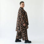 Vokuhila Jacquardjacke mit Stehkragen in Schwarz Cognac Weiß mit Pinselstrichmuster