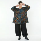 Glockenformshirt aus warmem buntem Feinstrick mit Karomuster Rundhals und weichem Langarm