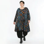 Kariertes Multicolor Feinstrickshirt in A-Form mit Rundhals und Langarm weich fallend