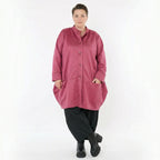 Ballonjacke aus fuchsiafarbenem veganem Lederimitat mit Stehkragen und Nahttaschen
