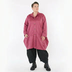 Ballonjacke aus fuchsiafarbenem veganem Lederimitat mit Stehkragen und Nahttaschen