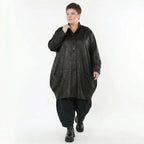 Schwarze Ballonjacke aus veganem Lederimitat mit Stehkragen und tiefen Nahttaschen