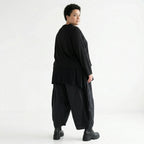 Schwarze Feinstrickjacke aus weichem Viskosemix mit Rundhals und Knopfleiste seitlich