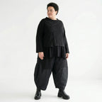 Schwarze Feinstrickjacke aus weichem Viskosemix mit Rundhals und Knopfleiste seitlich