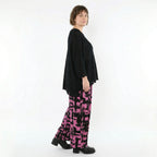 Ballonhose aus stretchigem Jersey mit fuchsiaschwarzem Pinselstrich und Ziertaschen