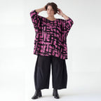 Jersey Bigshirt in fuchsiaschwarz mit Pinselstrichmuster A-Form Langarm Rundhals Taschen