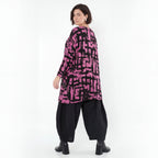 Langarmshirt in Fuchsiaschwarz mit Pinselstrichmuster aus weichem Viskosejersey A-Form