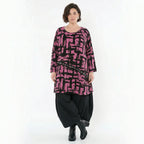 Langarmshirt in Fuchsiaschwarz mit Pinselstrichmuster aus weichem Viskosejersey A-Form