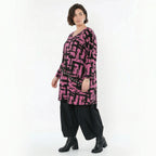 Langarmshirt in Fuchsiaschwarz mit Pinselstrichmuster aus weichem Viskosejersey A-Form