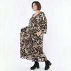 Kleid im schwarz cognac weissen Leopardenmuster mit V-Ausschnitt Drapierung und Taschen