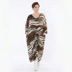 Slinkykleid mit schwarzbraunweißem Reptilprint V-Ausschnitt Drapierung und Seitentaschen