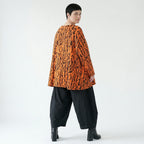 Bigshirt in Orangebraun mit Buchstabenprint A-Form V-Ausschnitt aus Viskosejersey Langarm