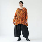 Bigshirt in Orangebraun mit Buchstabenprint A-Form V-Ausschnitt aus Viskosejersey Langarm