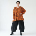 Bigshirt in Orangebraun mit Buchstabenprint A-Form V-Ausschnitt aus Viskosejersey Langarm