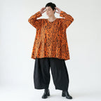 Bigshirt in Orangebraun mit Buchstabenprint A-Form V-Ausschnitt aus Viskosejersey Langarm