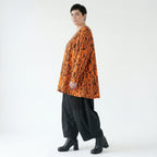 Bigshirt in Orangebraun mit Buchstabenprint A-Form V-Ausschnitt aus Viskosejersey Langarm