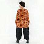 Shirt in orangebraun mit Buchstabenmuster Rundhals Glockenform Viskosejersey Taschen