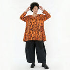 Shirt in orangebraun mit Buchstabenmuster Rundhals Glockenform Viskosejersey Taschen