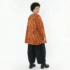 Shirt in orangebraun mit Buchstabenmuster Rundhals Glockenform Viskosejersey Taschen