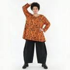 Shirt in orangebraun mit Buchstabenmuster Rundhals Glockenform Viskosejersey Taschen