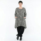 Feinstrick Langarmshirt in grauschwarzweiss mit Vichystreifen Rundhals A-Form Taschen