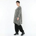 Feinstrick Langarmshirt in grauschwarzweiss mit Vichystreifen Rundhals A-Form Taschen