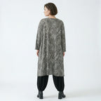 Langarm Longshirt in grauschwarzweißem Vichystreifenlook aus Feinstrick mit Rundhals