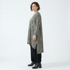 Langarm Longshirt in grauschwarzweißem Vichystreifenlook aus Feinstrick mit Rundhals