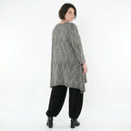 Grauweißschwarzes A-Form Bigshirt aus Feinstrick mit Vichystruktur Rundhals und Taschen