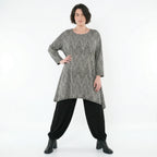 Grauweißschwarzes A-Form Bigshirt aus Feinstrick mit Vichystruktur Rundhals und Taschen