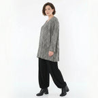Feinstrickshirt in Grauschwarzweiß mit Vichystreifen A-Form Rundhals weich Langarm
